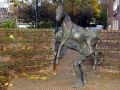 20-Statue-Ezel-gedragen-door-man-in-Gouda-Beeld-Ezel-gedragen-door-man-in-Gouda